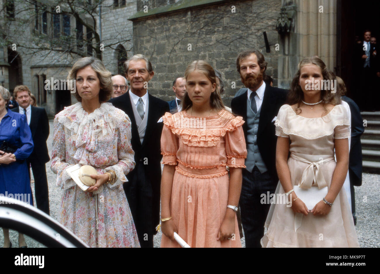 Königin Sofia von Spanien mit Stand Töchtern Christina und Elena bei der Hochzeit von Erbrpinz Ernst August von Hannover mit Chantal Hochuli in Schloß Marienburg bei Hannover, Deutschland 1981. Königin Sofia von Spanien mit ihren Töchtern Christina und Elena bei der Hochzeit von thronfolger Ernst August von Hannover mit Chantal Hochuli auf Schloss Marienburg in der Nähe von Hannover, Deutschland 1981. Stockfoto