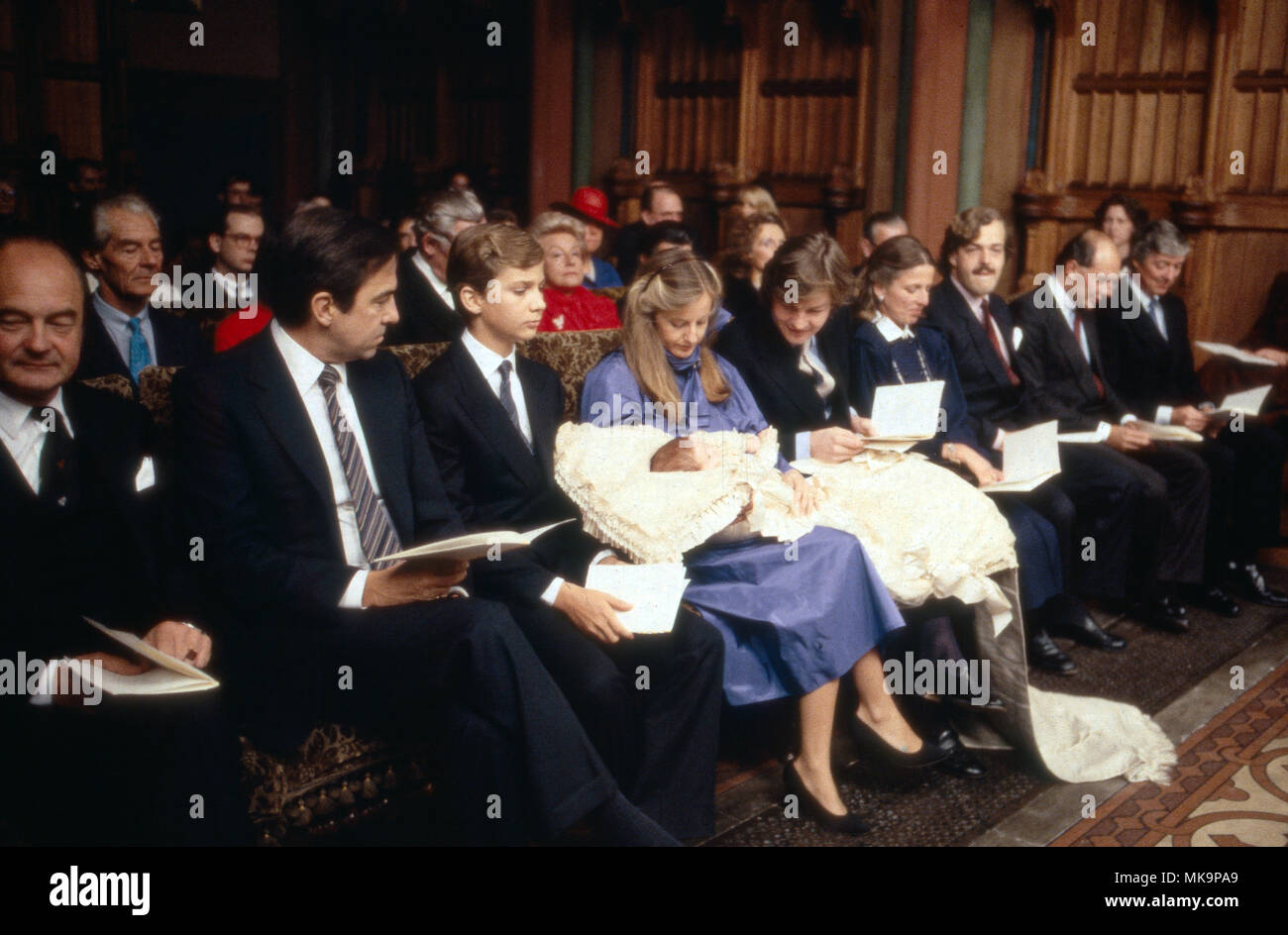 Erbprinz Ernst August von Hannover und Gattin Chantal bei der Taufe des ersten Sohnes Ernst August, Deutschland 1983. Der thronfolger Ernst August von Hannover und seine Frau Chantal bei der Taufe ihres ersten Sohn Ernst August, Deutschland 1983. Stockfoto