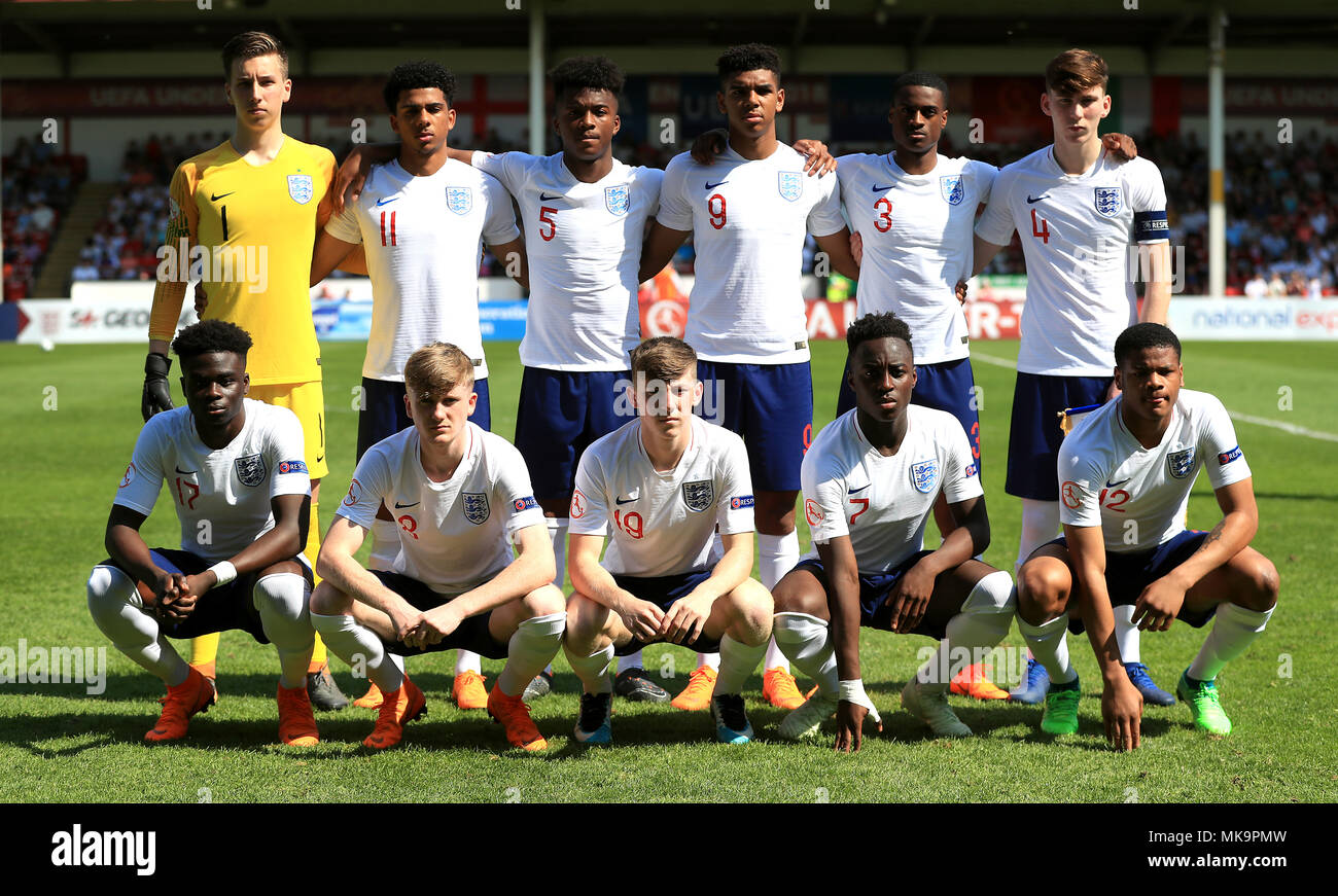 England U17 (L-R, von oben nach unten) Torhüter Luca Ashby-Hammond, Xavier Amaechi, Ethan, Laird, Tireece Ogbeta John-Jules, Nathanael, Jimmy Garner, Bukayo Saka, Tommy Doyle, Matty Daly, Arvin Appiah, vontae Daley-Campbell während der UEFA-U17-Meisterschaft, Gruppe, ein Gleiches an Banken's Stadion, Walsall. Stockfoto