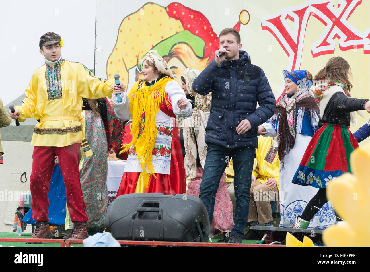 TIRASPOL, MOLDAU - Februar 18, 2018: Der Mann ist Singen am Maslenitsa Festival. In der Folk Kalender der östlichen Slawen, den Feiertag markiert den Stockfoto