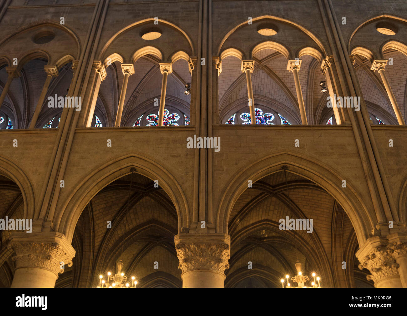 Arkaden des Langhauses, die Kathedrale von Notre-Dame de Paris, Frankreich Stockfoto