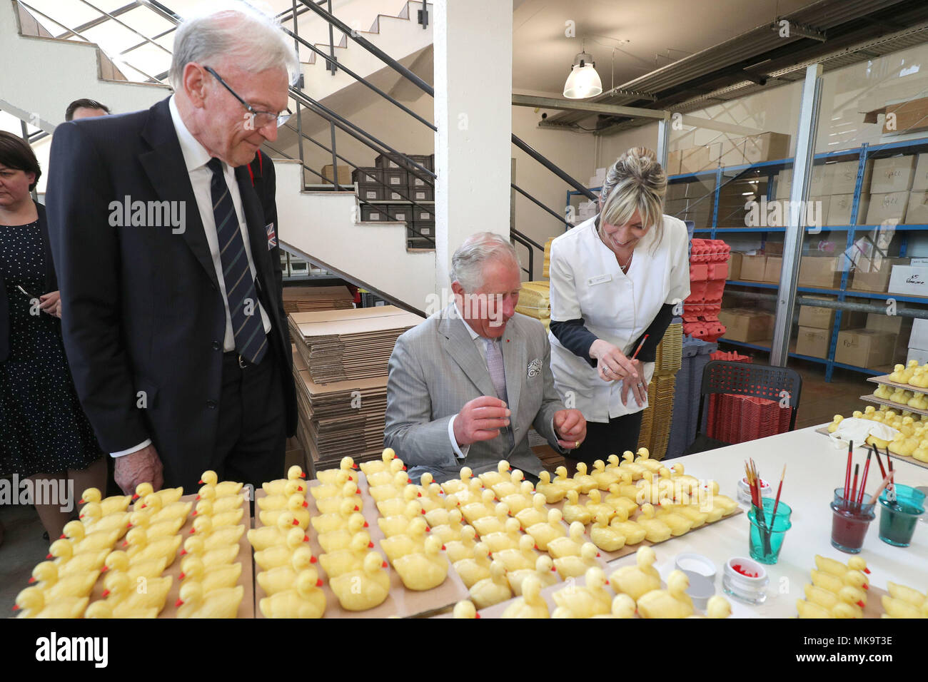 Der Prinz von Wales betrachtet parfümierte Enten bei einem Besuch in der Parfümerie Fragonard in Eze, Frankreich. Stockfoto