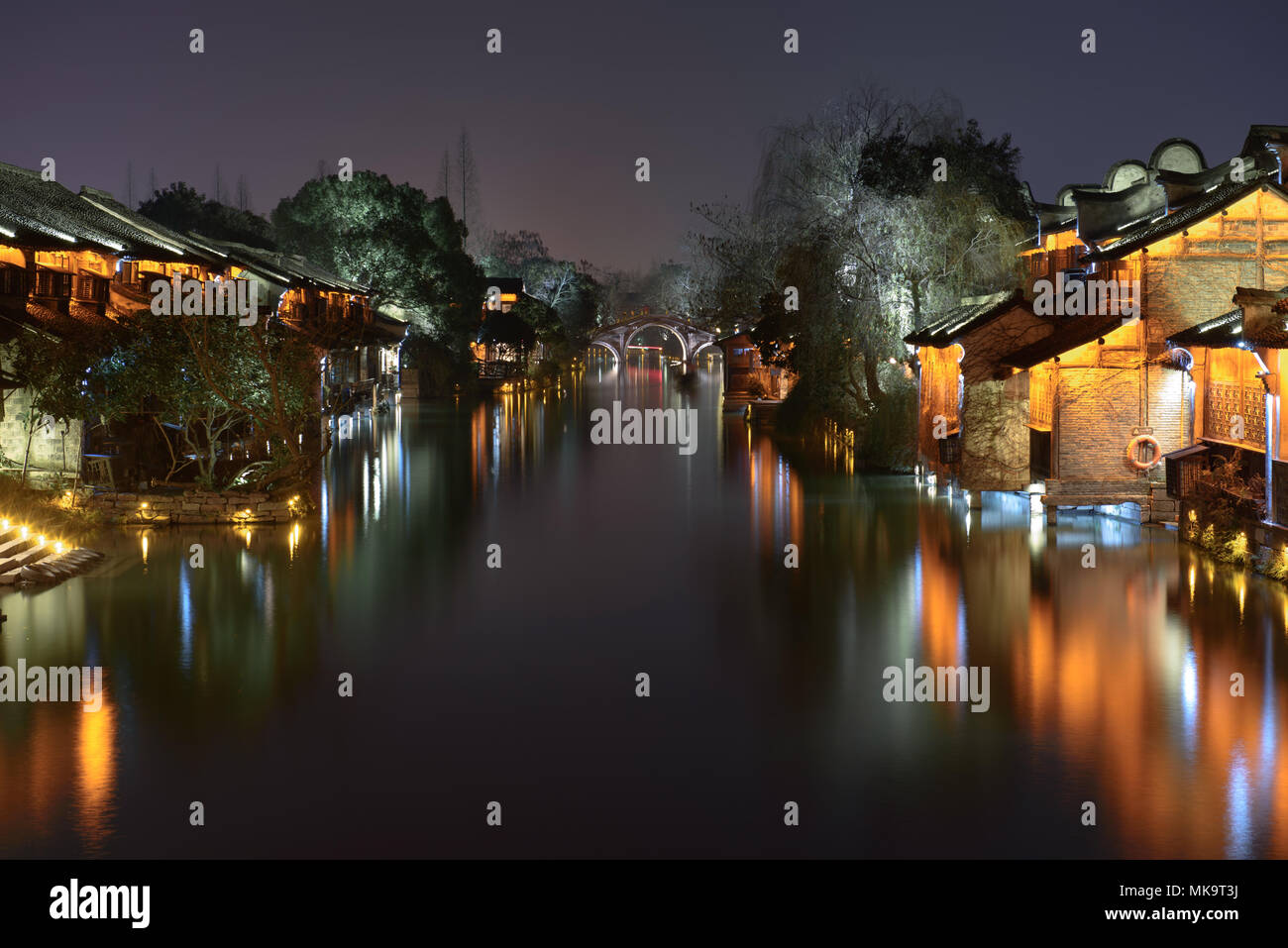 Nacht Blick auf das alte Gebäude am Wasser in Wuzhen. Wuzhen - historische alte Wasser Stadt, Teil von Friedrichshafen in der nördlichen Provinz Zhejiang Provi entfernt Stockfoto