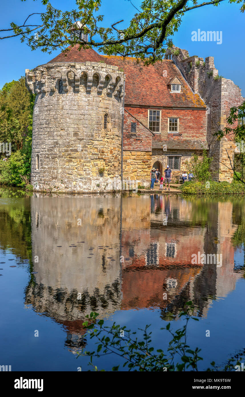Scotney Castle und Burggraben Reflexion High Dynamic Range Image Stockfoto