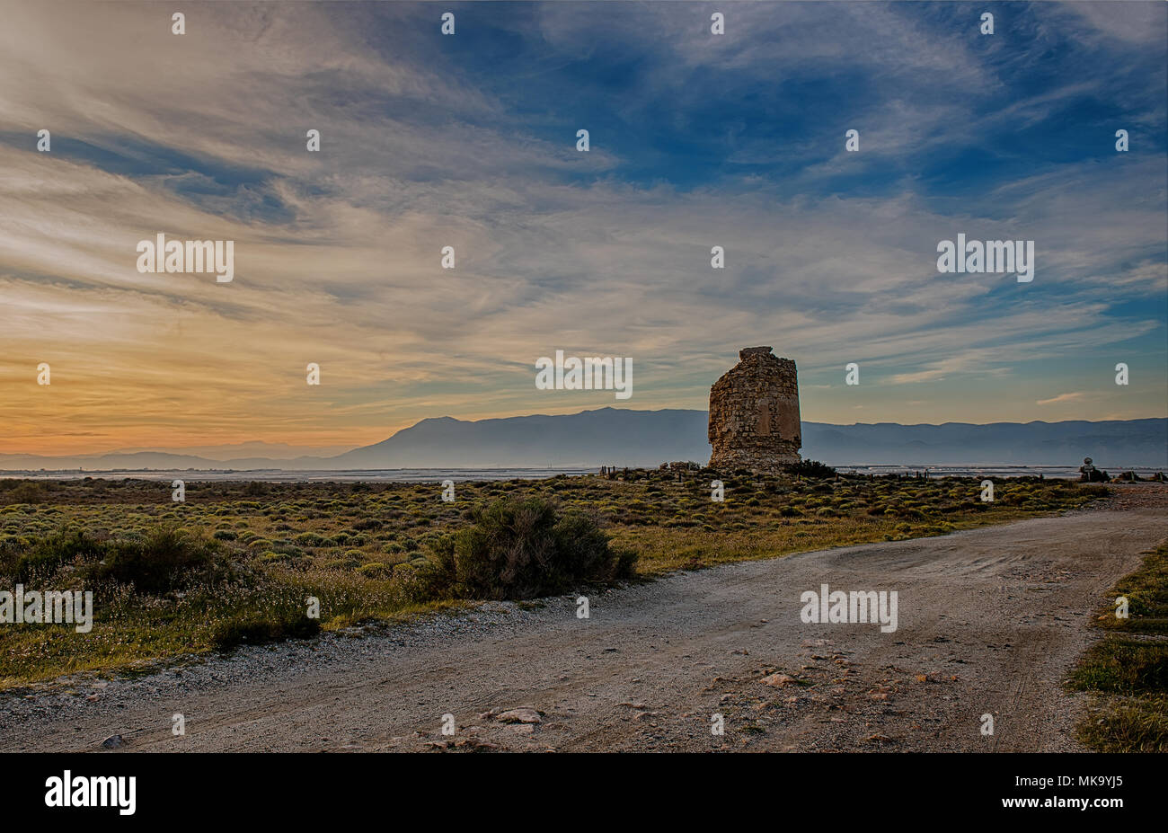 Landschaft bei Sonnenuntergang mit einem alten Turm Stockfoto