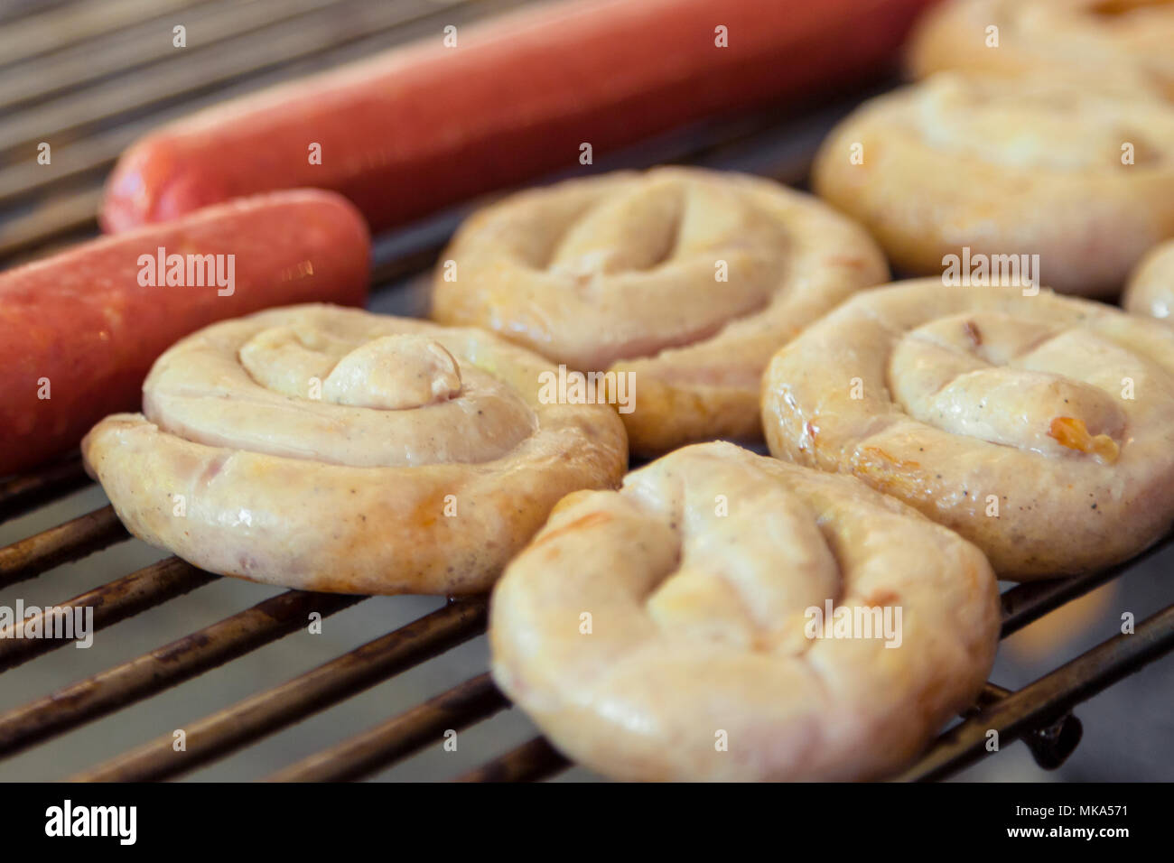 Würstchen auf den Grill. Grillen Würstchen am Grill zubereitet. Selektive konzentrieren. Verschiedene Sorten von Würstchen auf dem Grill gebraten. Stockfoto