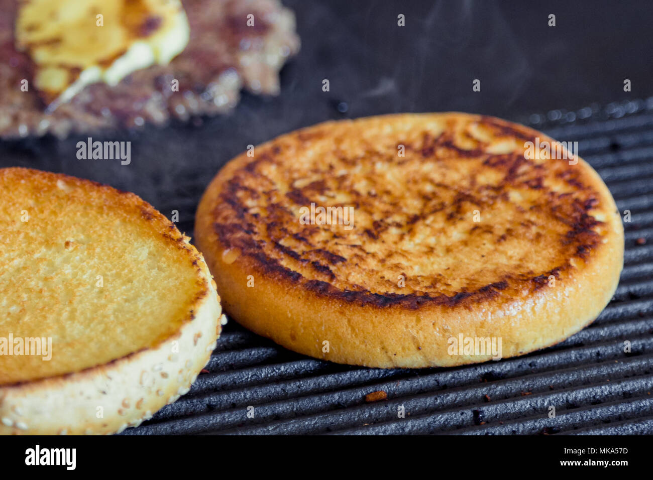 Getoastet Burger für einen Hamburger. Die Keks gebacken auf dem Grill. Ein hamburger. Stockfoto