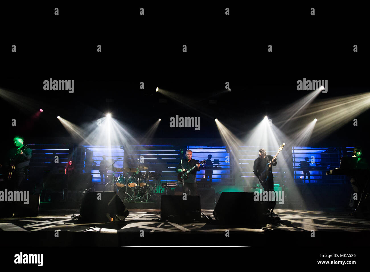 Torino, Italien. 05 Mai, 2018. Englische Band neue Ordnung führt auf Officine Grandi Riparazioni Bühne in Turin Credit: Corrado Iorfida/Pacific Press/Alamy leben Nachrichten Stockfoto