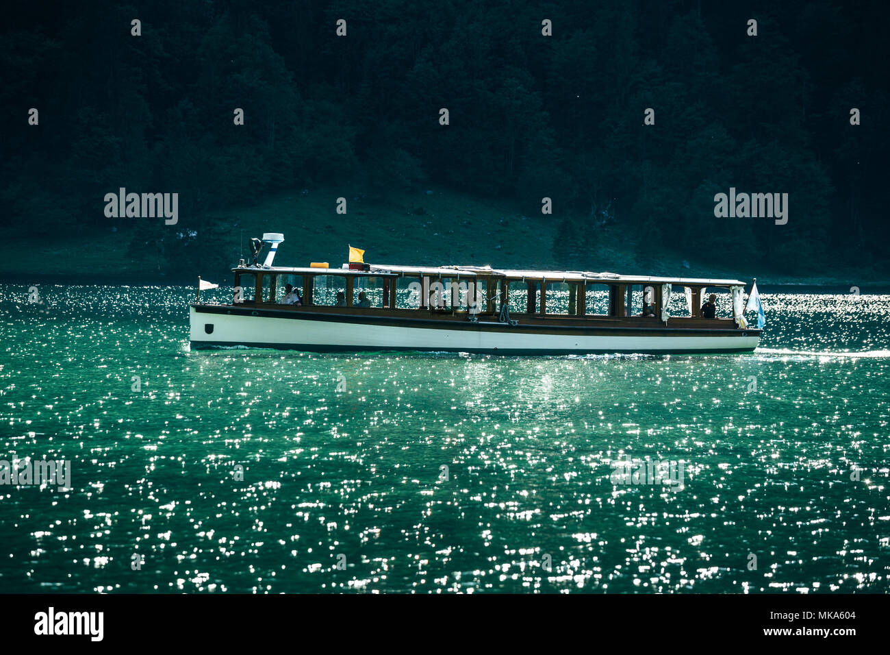 Klassische Ansicht der traditionellen Passagierschiffe auf dem berühmten See Konigssee im schönen Abendlicht bei Sonnenuntergang im Sommer, Berchtesgadener Land, Bayern, Ge Stockfoto