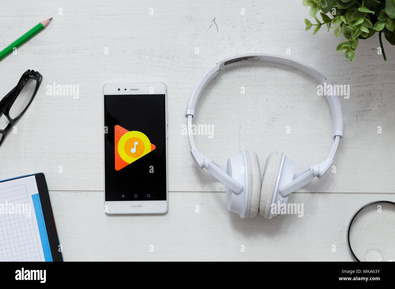 WROCLAW, Polen - 29. MÄRZ 2018: Google Musik ist ein Service, bietet das Streaming von Musik. Smartphone mit Google Musik app Logo auf dem Schreibtisch Konzept. Stockfoto