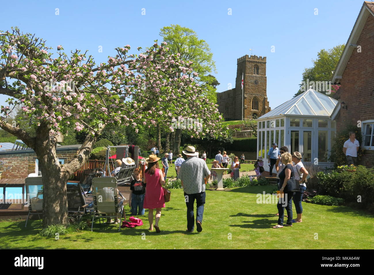 Ein ungewöhnlich heiß May Bank Holiday brachte viele Besucher der National Gardens Scheme Tag der offenen Tür in der Northamptonshire Dorf Great Brington Stockfoto