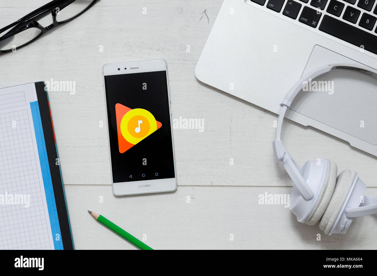 WROCLAW, Polen - 29. MÄRZ 2018: Google Musik ist ein Service, bietet das Streaming von Musik. Smartphone mit Google Musik app Logo auf dem Schreibtisch Konzept. Stockfoto