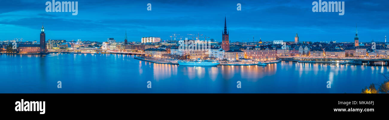 Panoramablick auf den berühmten Stockholmer Stadtzentrum mit historischen Riddarholmen in Gamla Stan, die Altstadt und Stockholms Stadshuset Bezirk in der Dämmerung, Sodermal Stockfoto