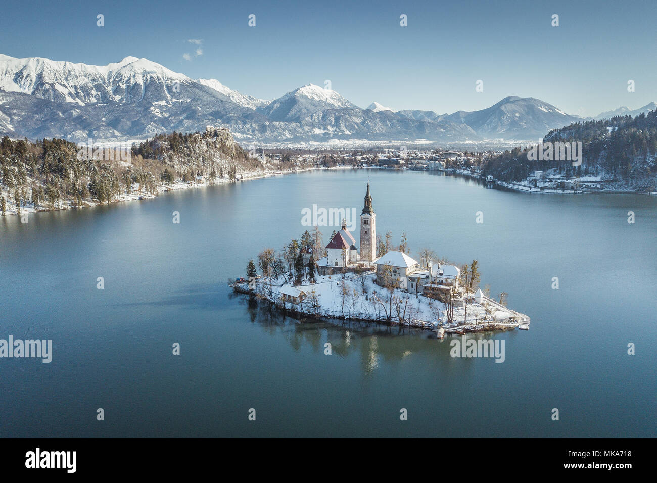 Panoramablick auf den berühmten Bleder Insel (Blejski otok) am malerischen Bleder See mit Burg von Bled (Blejski Grad) und die Julischen Alpen im Hintergrund auf das Stockfoto