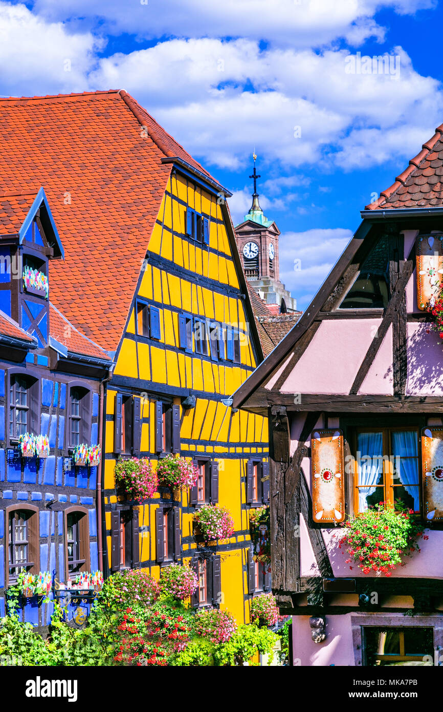 Traditionelle bunte Häuser in Riquewihr, Elsass, Frankreich. Stockfoto