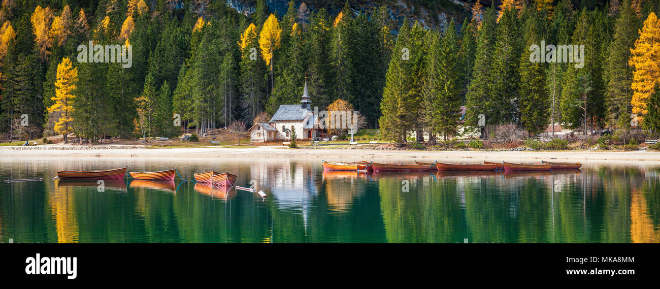Wunderschöne Aussicht auf traditionelle hölzerne Ruderboote und historischen Kapelle im malerischen Lago di Braies in den Dolomiten, Südtirol, Italien widerspiegelt Stockfoto