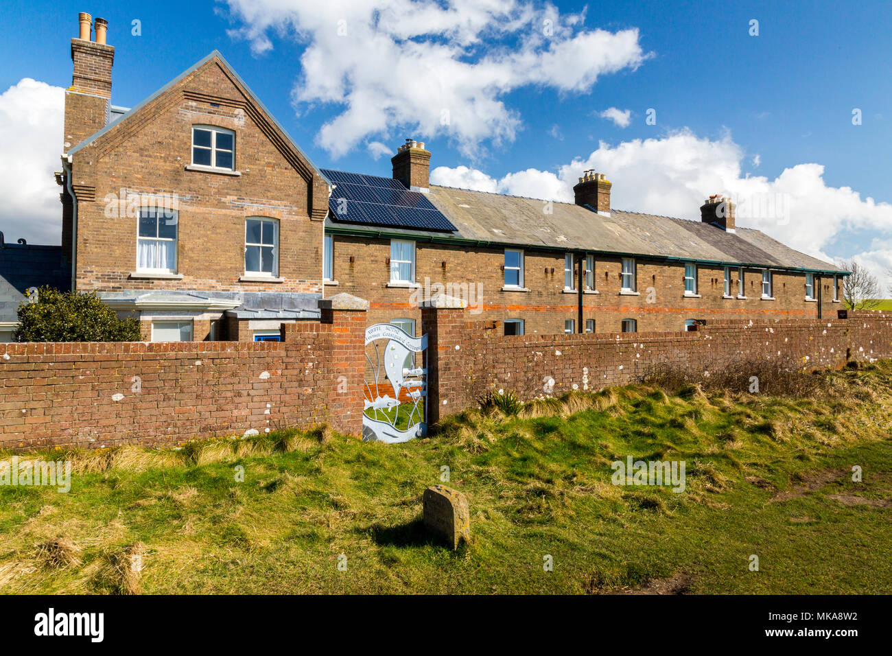 Eine Reihe von ehemaligen Küstenwache Cottages am Weißen Nothe Punkt an der Jurassic Coast Path. Dorset, England, Großbritannien Stockfoto