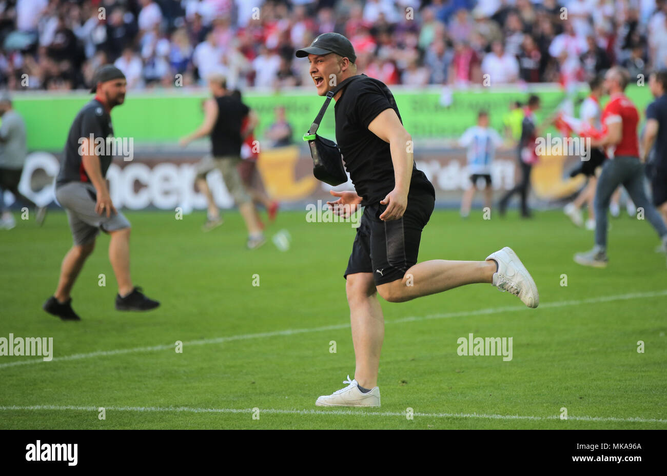 Düsseldorf, Deutschland, 6. Mai 2018, 2.Liga Spieltag 33, Fortuna Düsseldorf vs Holstein Kiel: Anhänger von Düsseldorf Sturm die Tonhöhe nach dem Spiel. Credit: Jürgen Schwarz/Alamy leben Nachrichten Stockfoto