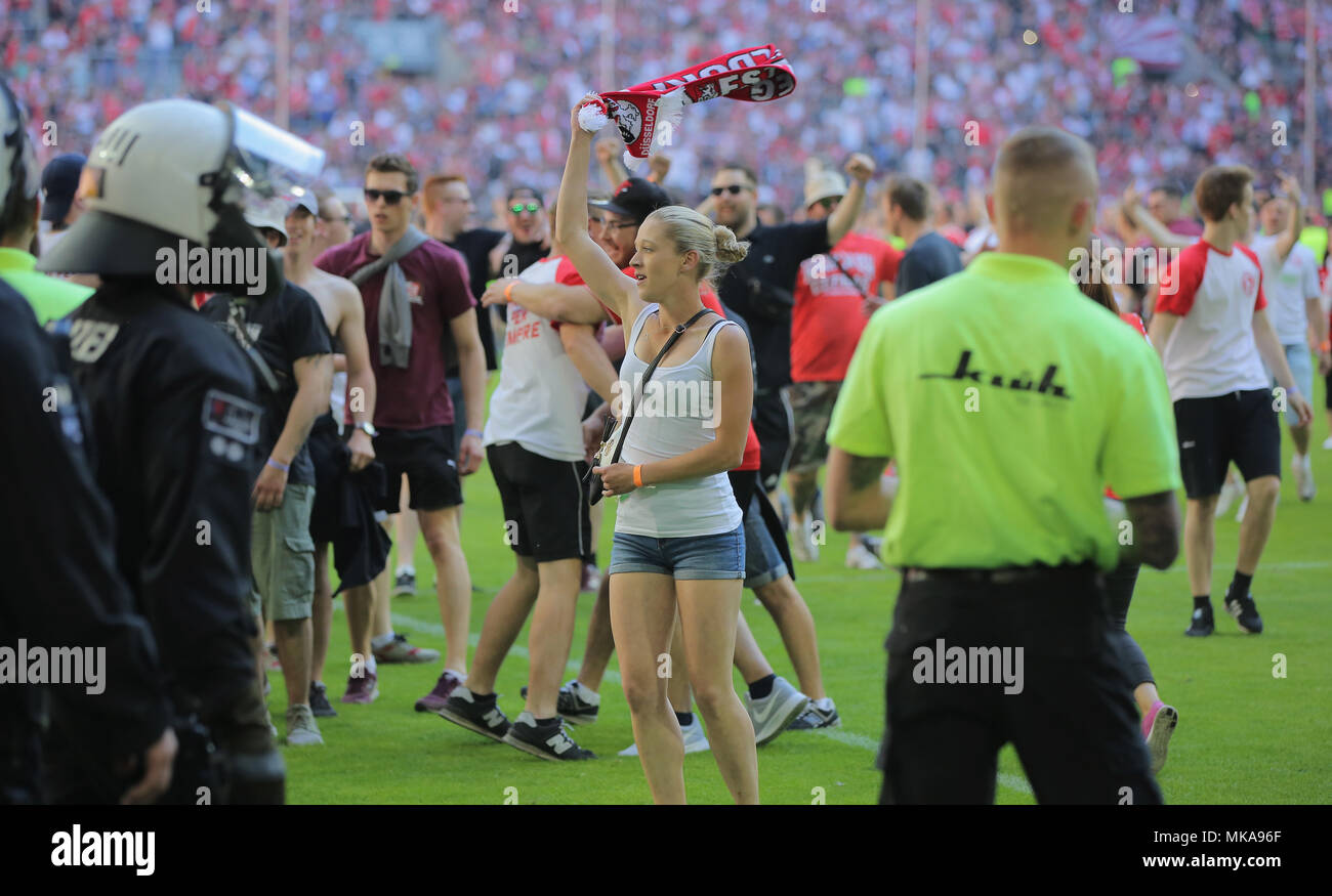 Düsseldorf, Deutschland, 6. Mai 2018, 2.Liga Spieltag 33, Fortuna Düsseldorf vs Holstein Kiel: Anhänger von Düsseldorf Sturm die Tonhöhe nach dem Spiel. Credit: Jürgen Schwarz/Alamy leben Nachrichten Stockfoto