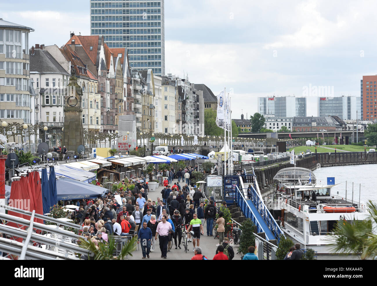 28 April 2018, Deutschland, Düsseldorf: Kinderwagen sind auf ihre Art und Weise an der sogenannten Duesseldorfer "Kasematten", einen Abschnitt des Rheins Riverside Promenade am alten Düsseldorfer Altstadt. Foto: Caroline Seidel/dpa Stockfoto