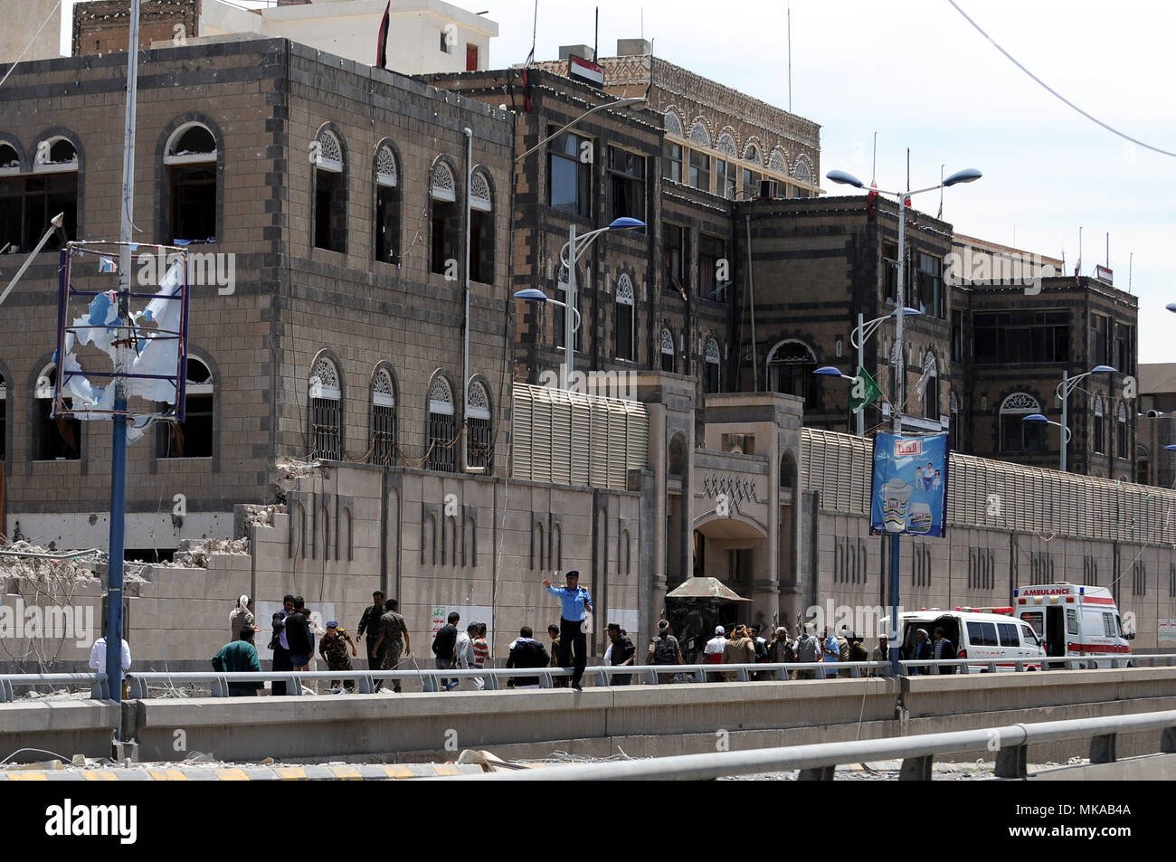 Sanaa, Jemen. 7. Mai, 2018. Menschen suchen nach Überlebenden vor dem Sitz des Präsidenten des Amtes, in Sanaa, Jemen, am 7. Mai 2018. Eine leistungsstarke airstrike von Saudi-geführten Koalition der Hauptsitz der Presidential Office in der jemenitischen Hauptstadt Sanaa Hit auf Montag, auf einer geheimen Sitzung der iranischen Verbündeten schiitischen Houthi Führer und tötete mindestens sechs, Sicherheit Quellen an der Szene Xinhua erklärt. Credit: Mohammed Mohammed/Xinhua/Alamy leben Nachrichten Stockfoto