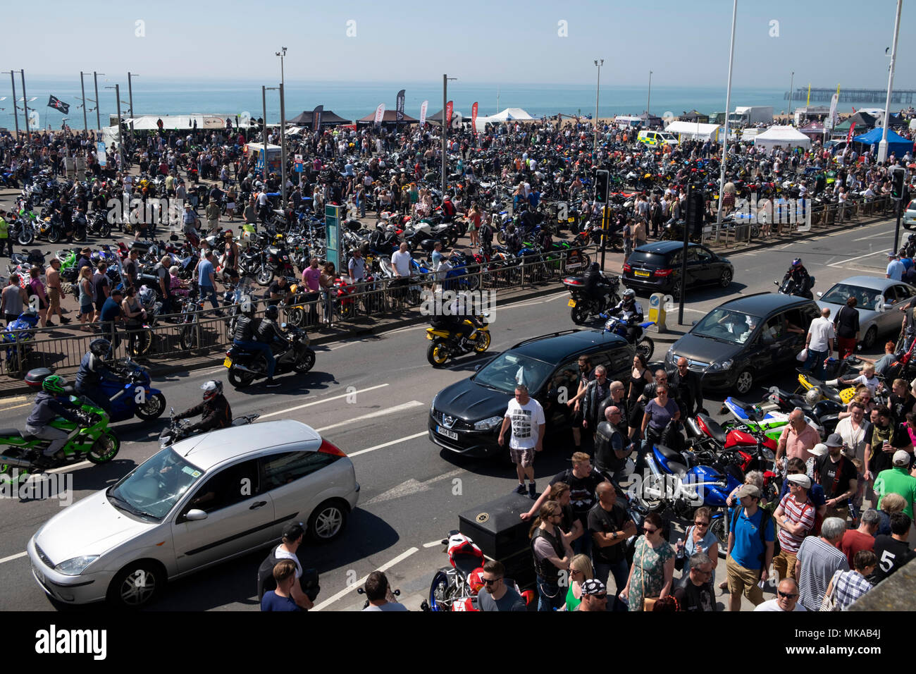 Tausende von Menschen und Motorräder sammeln Zum 40. Jahr der Bike 1066, Mai Tag in Hastings, East Sussex, Großbritannien Stockfoto