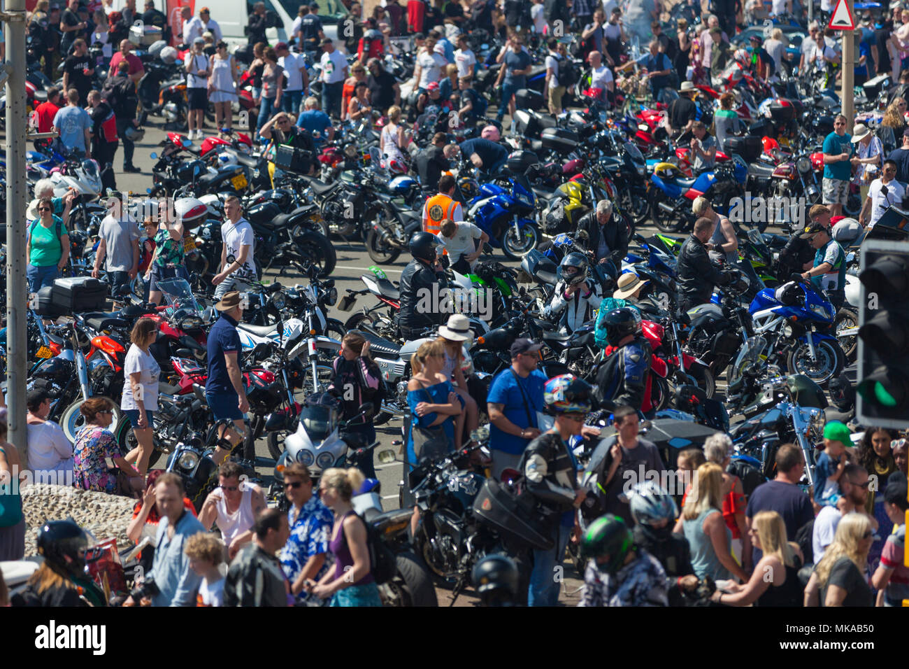 Menschenmassen und Motorräder versammeln sich zum 40. Jahr des Bike 1066, der Tag kann in hastings, East sussex, Großbritannien, laufen Stockfoto