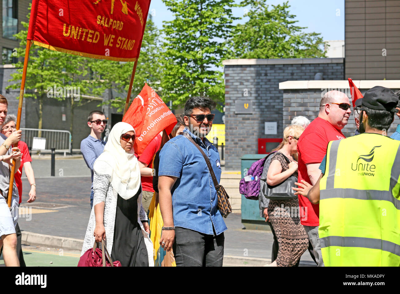 Salford, UK. 7. Mai, 2018. Hunderte melden Sie März von Dartford Platz der Heiligen Dreifaltigkeit Kirche auf Internationale Arbeiter Tag, die oft als Tag oder Tag der Arbeit, das ist eine Feier der Arbeiterklasse, Salford, 7. Mai 2018 (C) Barbara Cook/Alamy leben Nachrichten Stockfoto