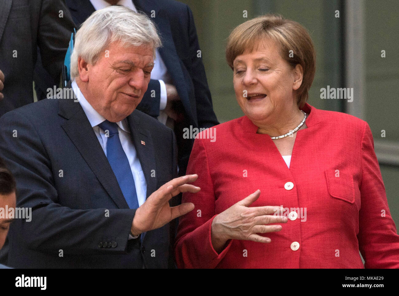 Frankfurt am Main, Deutschland. 7. Mai, 2018. Die deutsche Bundeskanzlerin Angela Merkel (CDU) und Volker Bouffier (CDU), Ministerpräsident von Hessen, diskutieren, nachdem die CDU/CSU-Fraktion Chairpeople Conference in der Commerzbank Tower. Eines der wichtigsten Themen in diesem Gipfeltreffen war Flüchtlings- und Migrationspolitik. Foto: Boris Roessler/dpa Quelle: dpa Picture alliance/Alamy leben Nachrichten Stockfoto