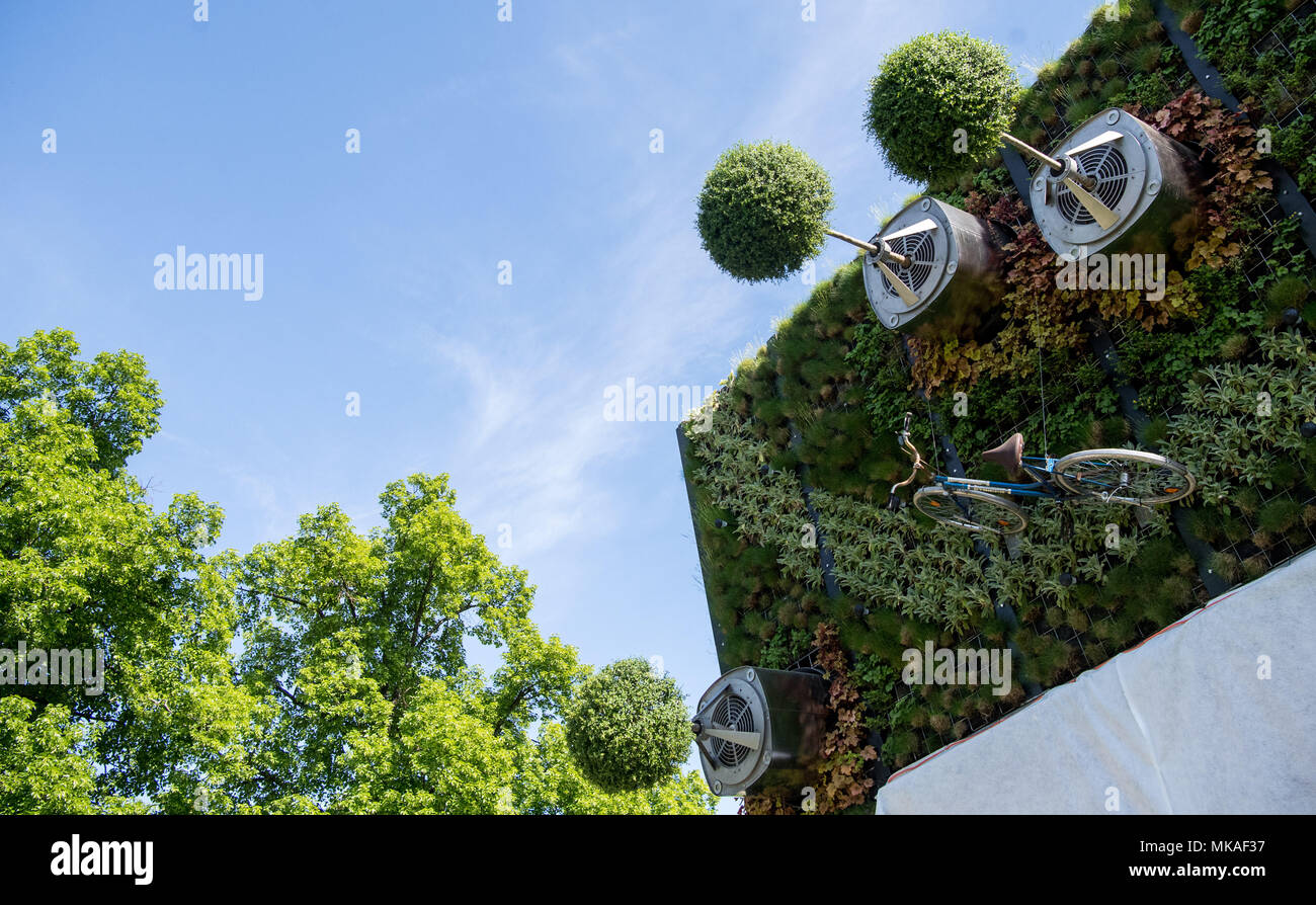 07. Mai 2018, Deutschland, Stuttgart: Die Uni Hohenheim vertikale hightech Garten hängen von einem Gebäude am Tag ihrer Hingabe. Die fassade Garten mit rotierenden Bäume wurde durch die Inbetriebnahme von Hohenheim" Visioverdis' gemacht. Foto: Sebastian Gollnow/dpa Stockfoto