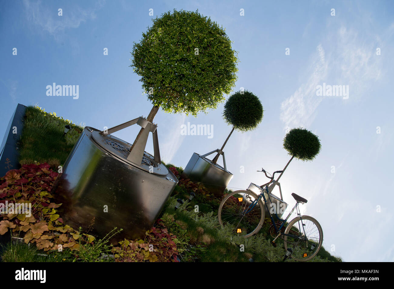 07. Mai 2018, Deutschland, Stuttgart: Die Uni Hohenheim vertikale hightech Garten hängen von einem Gebäude am Tag ihrer Hingabe. Die fassade Garten mit rotierenden Bäume wurde durch die Inbetriebnahme von Hohenheim" Visioverdis' gemacht. Foto: Sebastian Gollnow/dpa Stockfoto
