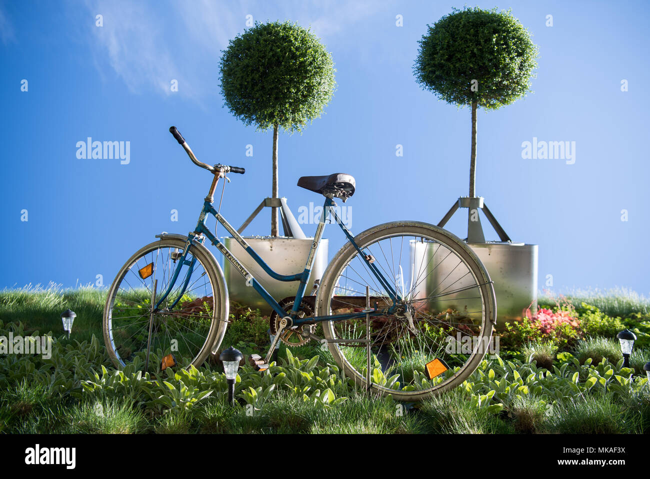 07. Mai 2018, Deutschland, Stuttgart: ein Fahrrad an der Uni Hohenheim vertikale hightech Garten hängen von einem Gebäude am Tag ihrer Hingabe. Die fassade Garten mit rotierenden Bäume wurde durch die Inbetriebnahme von Hohenheim" Visioverdis' gemacht. Foto: Sebastian Gollnow/dpa Stockfoto