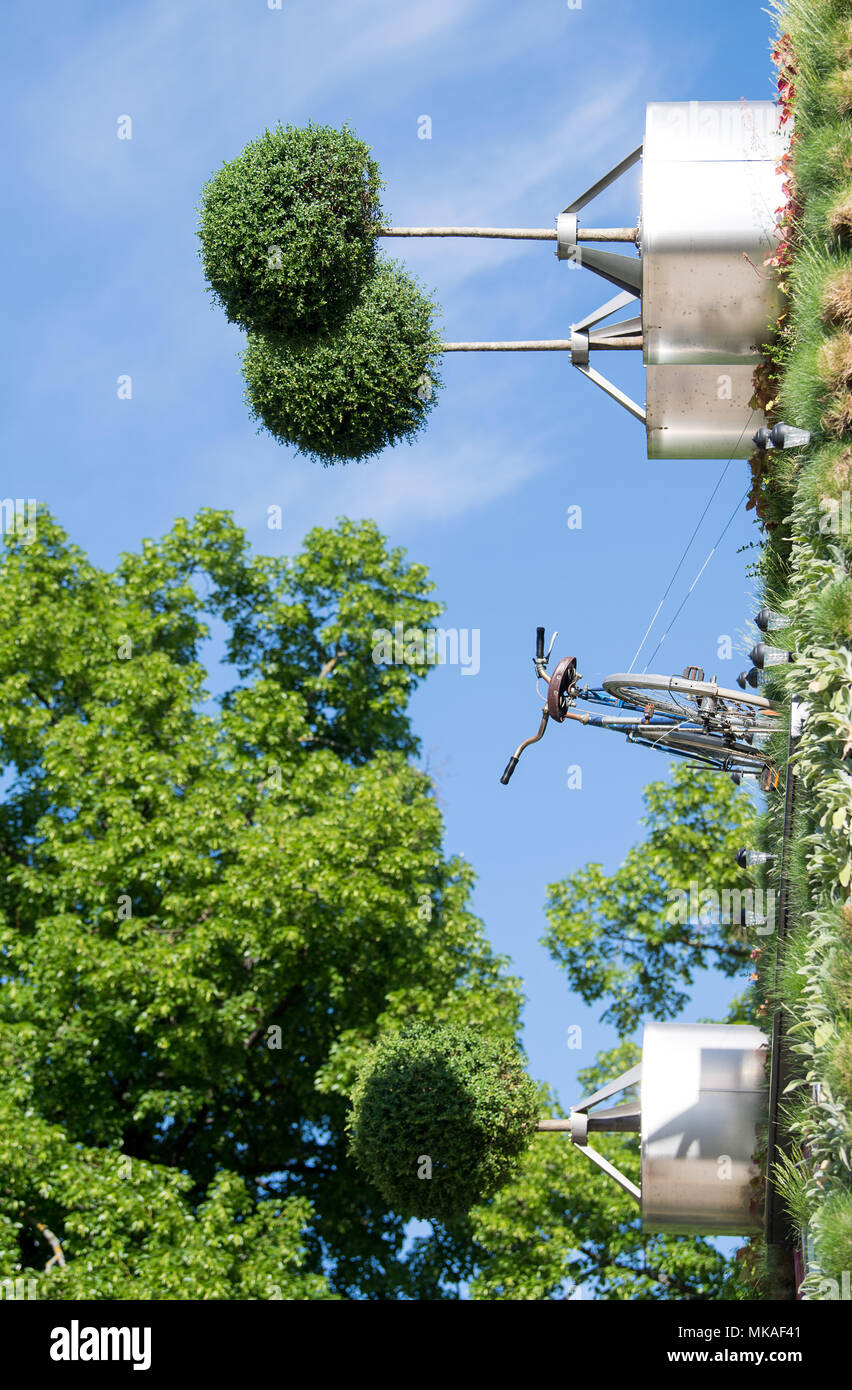 07. Mai 2018, Deutschland, Stuttgart: ein Fahrrad an der Uni Hohenheim vertikale hightech Garten hängen von einem Gebäude am Tag ihrer Hingabe. Die fassade Garten mit rotierenden Bäume wurde durch die Inbetriebnahme von Hohenheim" Visioverdis' gemacht. Foto: Sebastian Gollnow/dpa Stockfoto