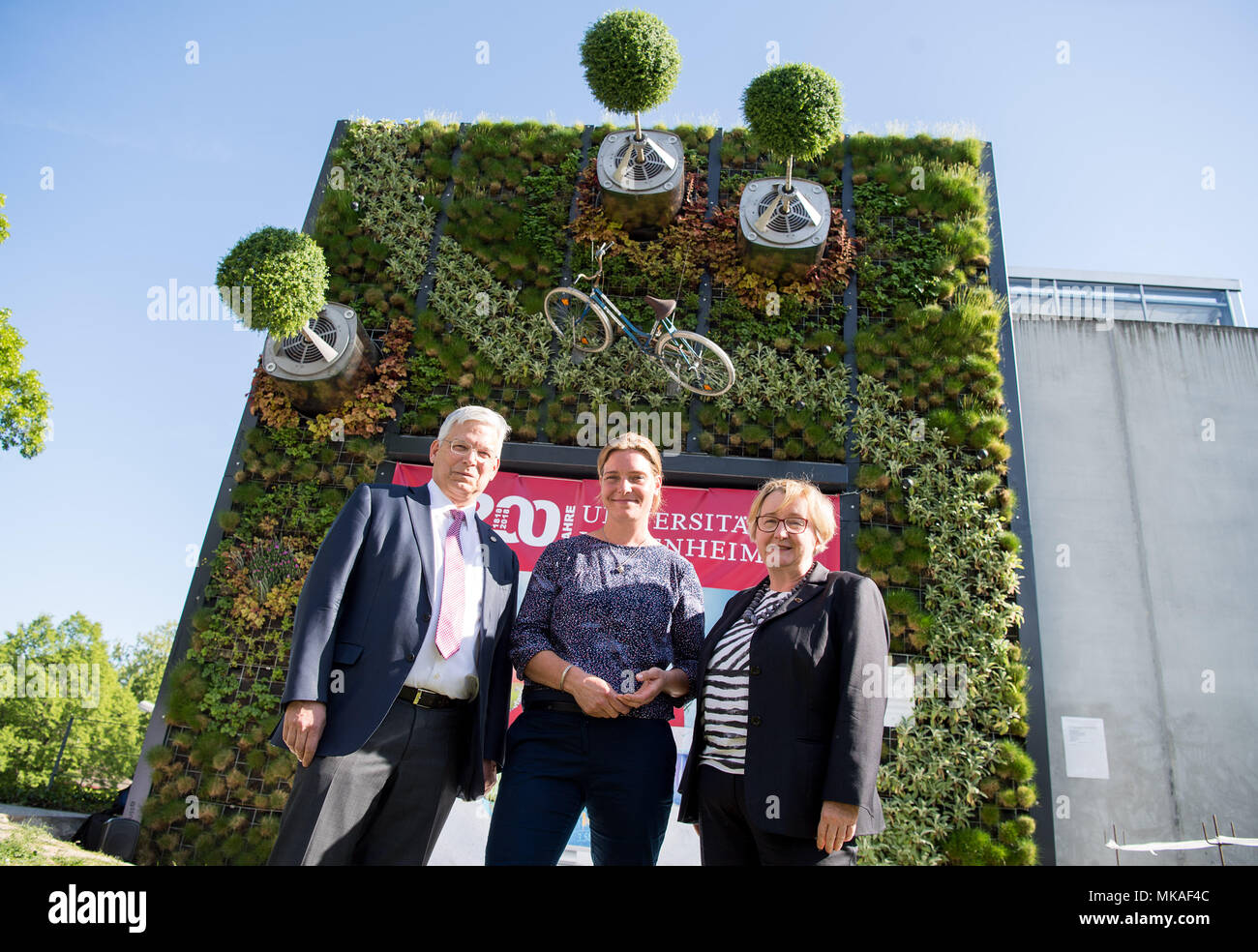 07. Mai 2018, Deutschland, Stuttgart: Stephan Dabbert (von links nach rechts), Dekan der Uni Hohenheim, Alina Schick, Manager des Visioverdis Systemstart und Theresia Bauer (Bündnis 90/Die Grünen), Minister für Wissenschaft, Forschung und Kunst des Landes Baden-Württemberg, stand vor vertikalen Hightech der Uni Hohenheim Garten am Tag ihrer Hingabe. Die fassade Garten mit rotierenden Bäume wurde durch die Inbetriebnahme von Hohenheim" Visioverdis' gemacht. Foto: Sebastian Gollnow/dpa Stockfoto