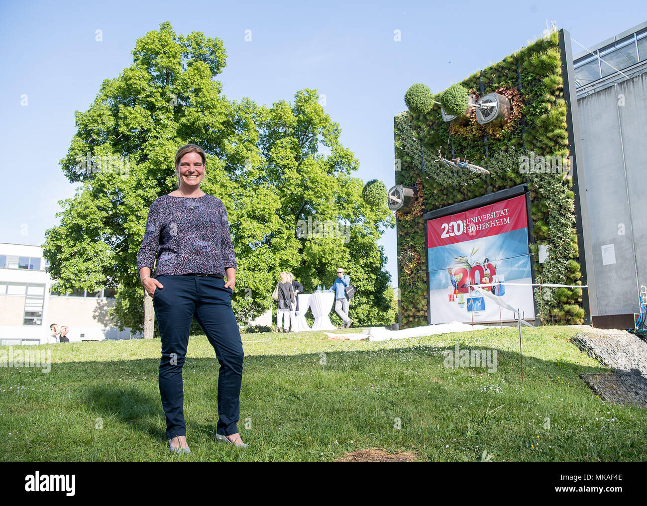 07. Mai 2018, Deutschland, Stuttgart: Alina Schick, Manager des Visioverdis Startup, stehen vor dem vertikalen Hightech der Uni Hohenheim Garten am Tag ihrer Hingabe. Die fassade Garten mit rotierenden Bäume wurde durch die Inbetriebnahme von Hohenheim" Visioverdis' gemacht. Foto: Sebastian Gollnow/dpa Stockfoto