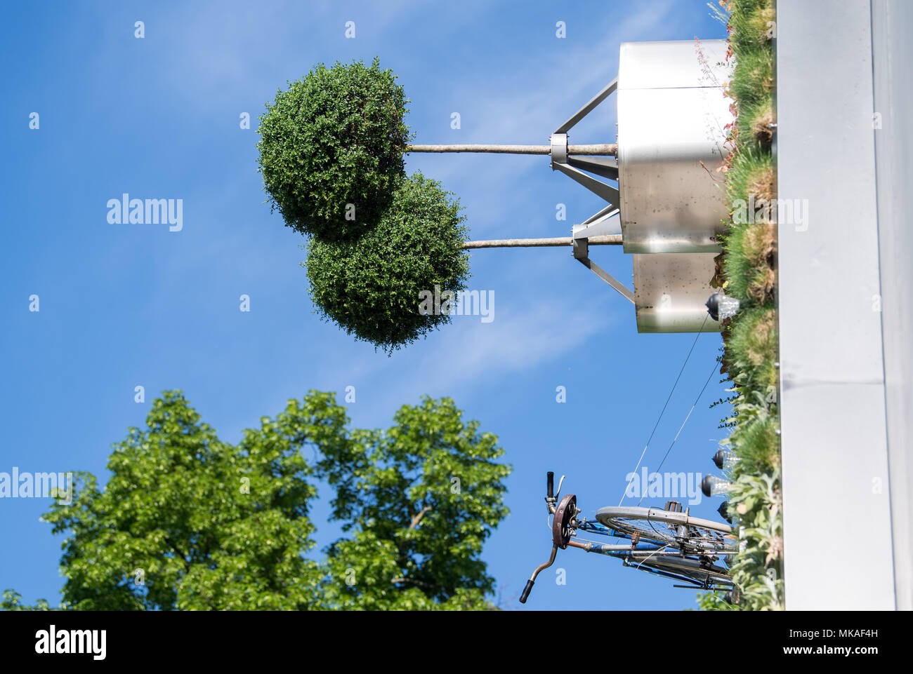 07. Mai 2018, Deutschland, Stuttgart: ein Fahrrad an der Uni Hohenheim vertikale hightech Garten hängen von einem Gebäude am Tag ihrer Hingabe. Die fassade Garten mit rotierenden Bäume wurde durch die Inbetriebnahme von Hohenheim" Visioverdis' gemacht. Foto: Sebastian Gollnow/dpa Stockfoto