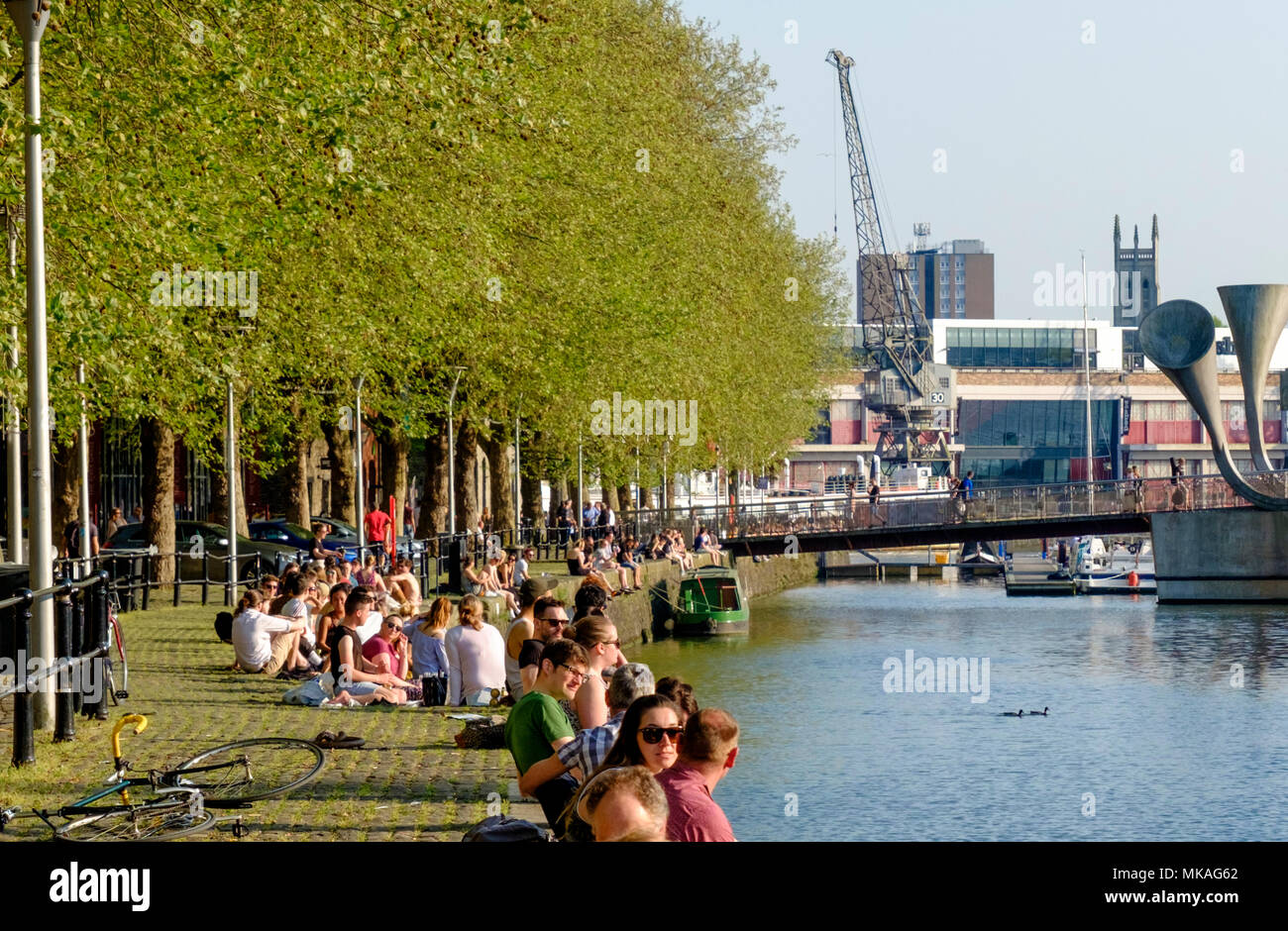 Bristol, UK. 7. Mai 2018. Die Menschen genießen die warme Sonne auf einer Bank Urlaub in Bristol. Credit: Herr Standfast/Alamy leben Nachrichten Stockfoto