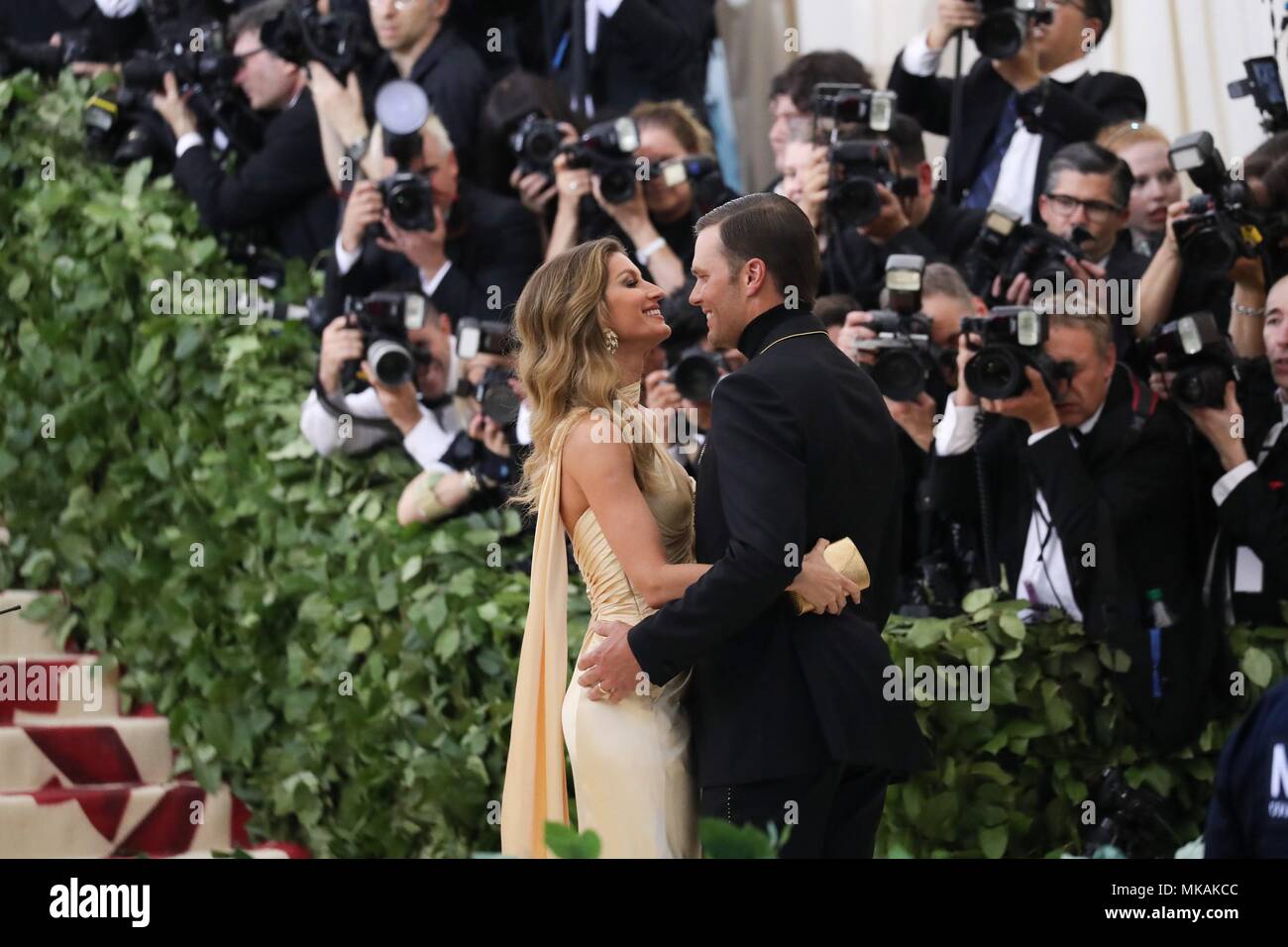 New York, NY, USA. 7. Mai, 2018. Tom Brady und Gisele Bundchen in der Ankunftshalle für Himmelskörper: Mode und der Katholischen Phantasie Met Gala Kostüm Institut jährlicher Nutzen - Teil 1, Metropolitan Museum of Art, New York, NY, 7. Mai 2018. Bild: Rob Kim/Everett Collection/Alamy leben Nachrichten Stockfoto