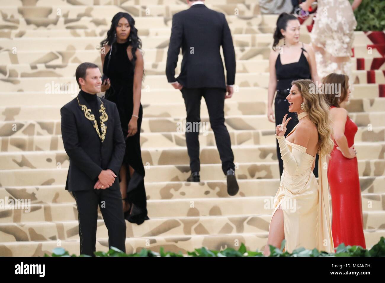 New York, NY, USA. 7. Mai, 2018. Tom Brady und Gisele Bundchen in der Ankunftshalle für Himmelskörper: Mode und der Katholischen Phantasie Met Gala Kostüm Institut jährlicher Nutzen - Teil 1, Metropolitan Museum of Art, New York, NY, 7. Mai 2018. Bild: Rob Kim/Everett Collection/Alamy leben Nachrichten Stockfoto