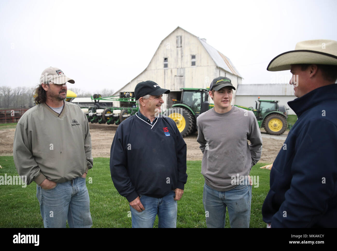 (180508) - Atlantik, 8. Mai 2018 (Xinhua) - Landwirt Bill Pellett (2. L) Gespräche mit Familienangehörigen auf seiner Farm in Atlantic von Iowa, USA, am 2. Mai 2018. Bill pellett ist jetzt Fütterung rund 900 Stück Vieh auf seiner Farm und hunderten von Hektar Mais und Sojabohnen in den Mittleren Westen der USA. Eine Reise nach China im Februar hat sein Vertrauen in das Verkaufen mehr von Prime Beef ist seine Farm an chinesische Kunden gesteigert. Während seines einwöchigen Aufenthalt in China, Pellett mit Vertretern von sieben auf 10 verschiedene Firmen, die Pläne für den Import von amerikanischem Rindfleisch. Kenntnis von Kollegen weit Stockfoto