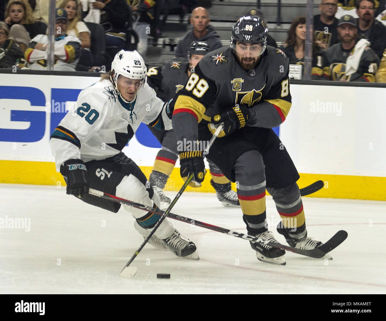 Las Vegas, Nevada, USA. 4. Mai, 2018. Vegas Golden Knights rechten Flügel Alex Tuch (89) und San Jose Sharks linken Flügel Marcus Sorensen (20) Arbeiten für die Kontrolle über den Puck in der fünften Endspiel Spiel der NHL Playoff Serie auf der T-Mobile Arena Freitag, 4. Mai 2018, in Las Vegas. Credit: L.E. Baskow/ZUMA Draht/Alamy leben Nachrichten Stockfoto