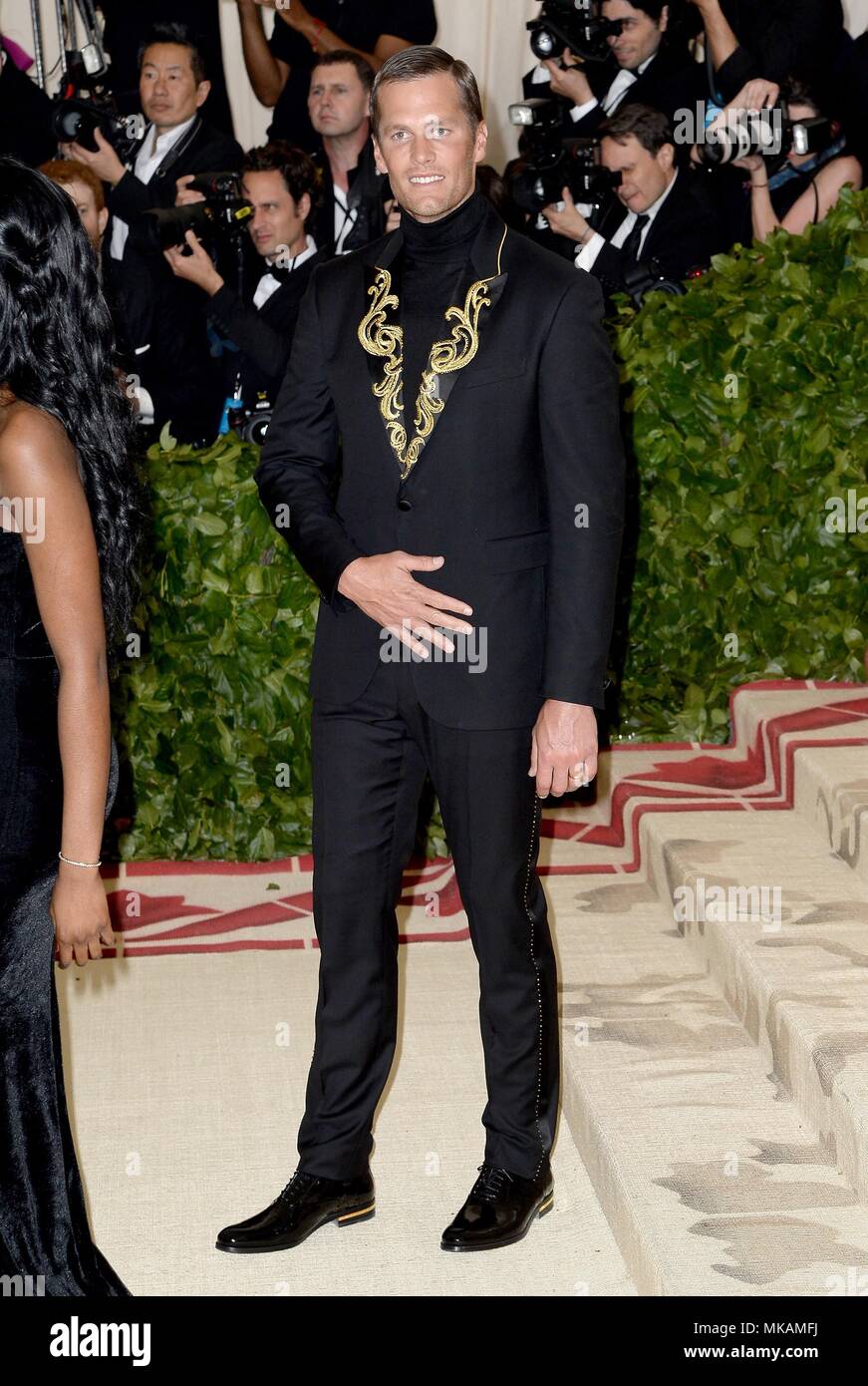 New York, NY, USA. 7. Mai, 2018. Tom Brady in der Ankunftshalle für Himmelskörper: Mode und der Katholischen Phantasie Met Gala Kostüm Institut jährlicher Nutzen - Teil 3 im Metropolitan Museum of Art, New York, NY, 7. Mai 2018. Credit: Kristin Callahan/Everett Collection/Alamy leben Nachrichten Stockfoto