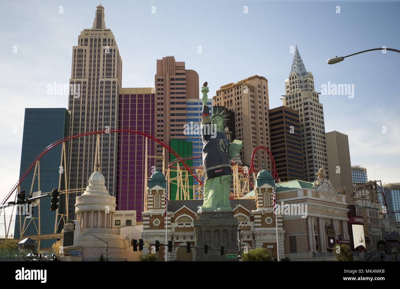 Las Vegas, Nevada, USA. 4. Mai, 2018. Die Freiheitsstatue vor dem New York New York Hotel & Casino ist in einem Vegas Golden jersey Knights vor der San Jose Sharks Gleichen während der fünften Endspiel Spiel der NHL Playoff Serie auf der T-Mobile Arena Freitag, 4. Mai 2018, in Las Vegas drapiert. Credit: L.E. Baskow/ZUMA Draht/Alamy leben Nachrichten Stockfoto