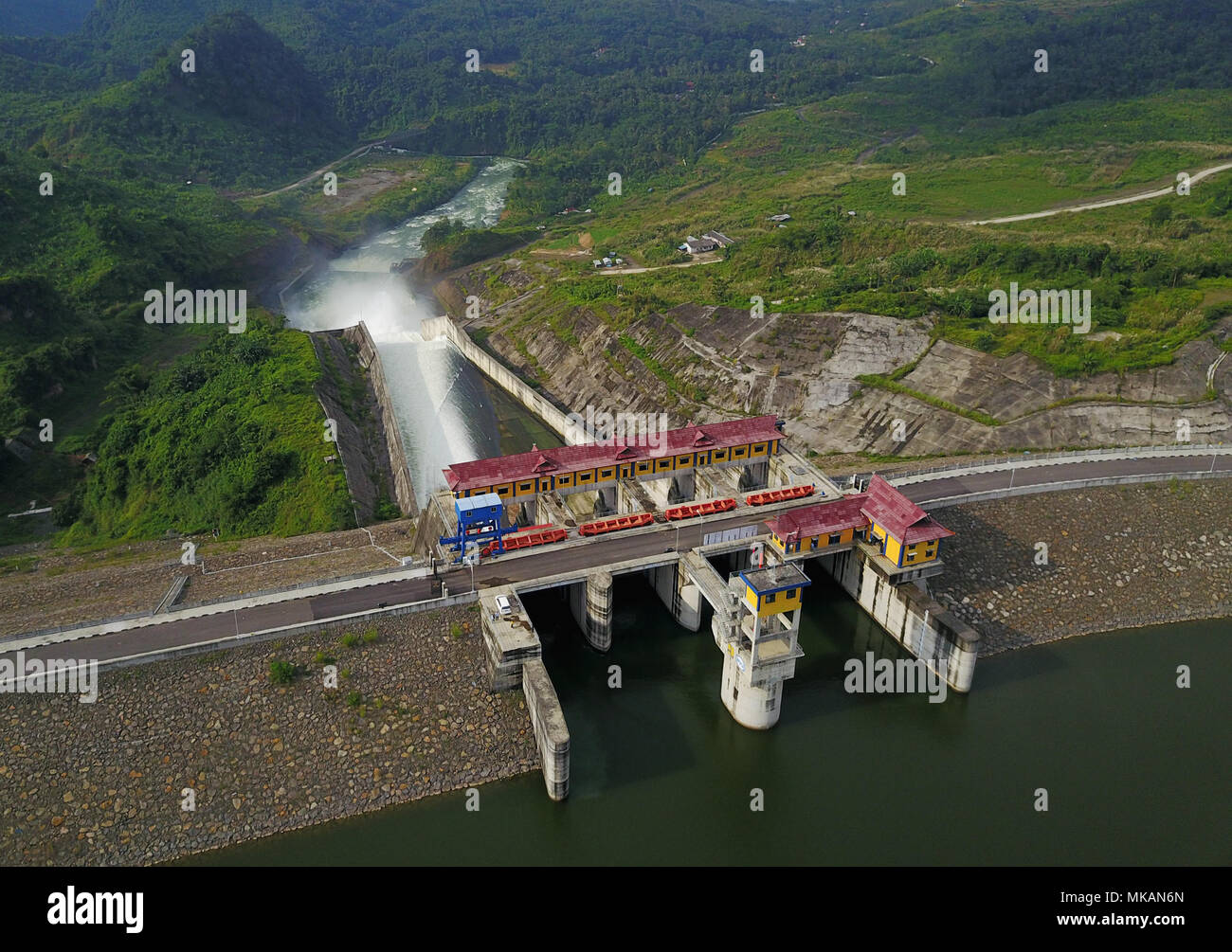 (180508) -- JAKARTA, 8. Mai 2018 (Xinhua) - Datei Foto genommen, am 23. März 2017 zeigt das Jatigede Damm in der indonesischen Provinz West Java. Im Jahr 2007 wurde Chinas Sinohydro Zusammenarbeit unterzeichnet einen Vertrag mit der indonesischen Regierung über den Bau der Jatigede Damm, mit 90 Prozent des Fonds aus einem Darlehen der Export-Import-Bank von China kommen und zu 10 Prozent von der indonesischen Regierung angeeignet. Als zweitgrößter Indonesiens Staudamm, der Jatigede Damm würde Bewässerung von 90.000 Hektar Ackerland und dienen auch als Reiseziel und eine Fischerei. (Xinhua) (GJ) Stockfoto