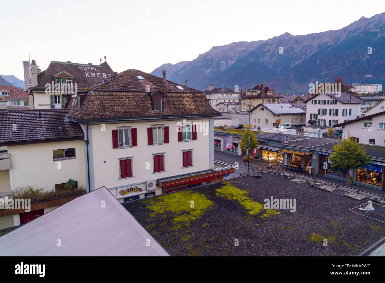 Interlaken, Schweiz - 17. Oktober 2017: Traditionelle Häuser auf der zentralen Einkaufsstraße der Stadt, Zentrum des Berner Oberland Stockfoto
