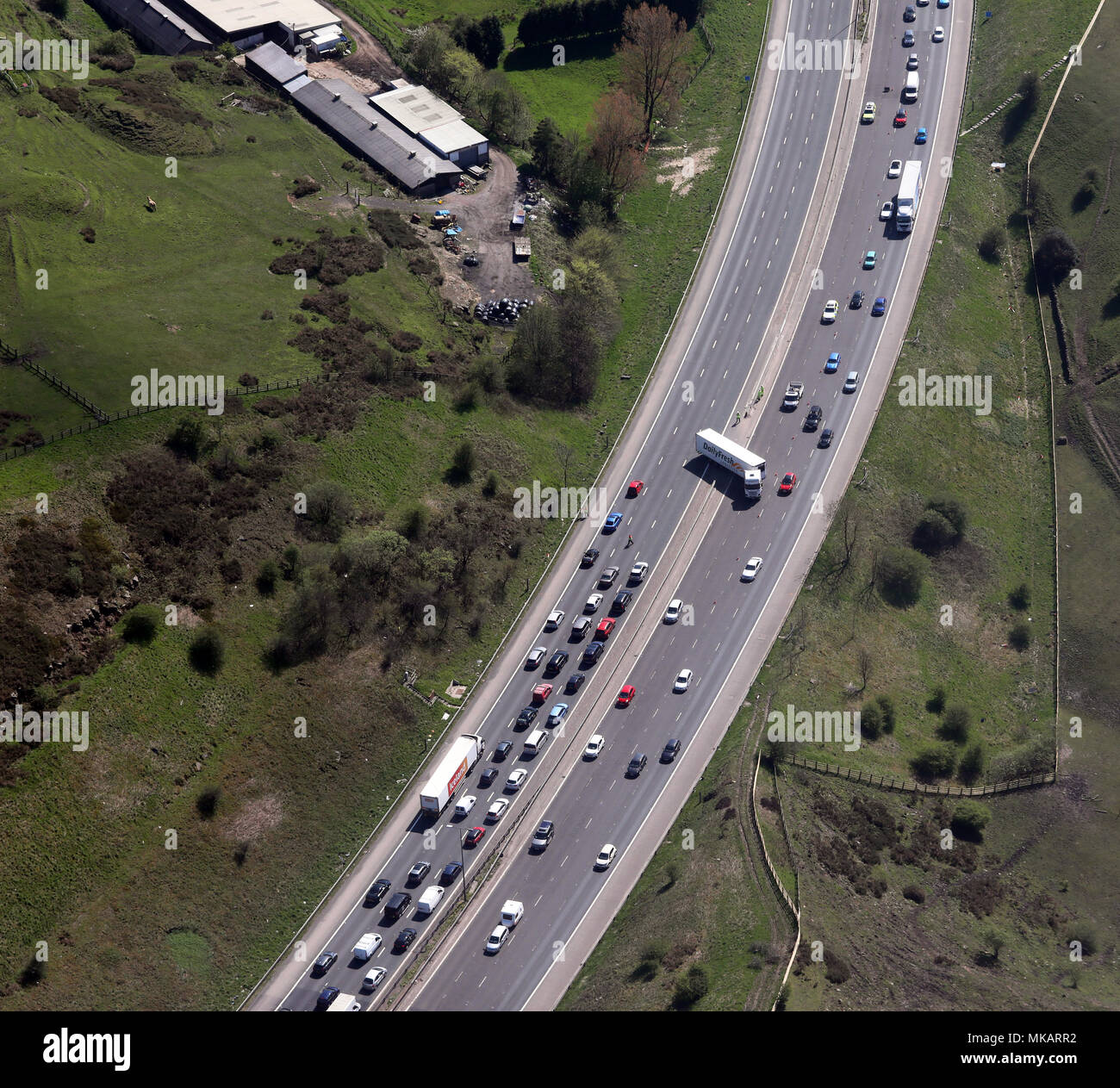 Luftaufnahme von Staus auf der Autobahn M62 östlich von Manchester, Großbritannien Stockfoto