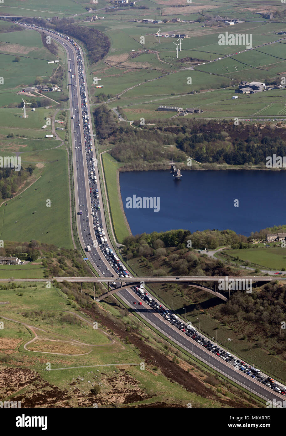 Luftaufnahme von Staus auf der Autobahn M62 östlich von Manchester, Großbritannien Stockfoto