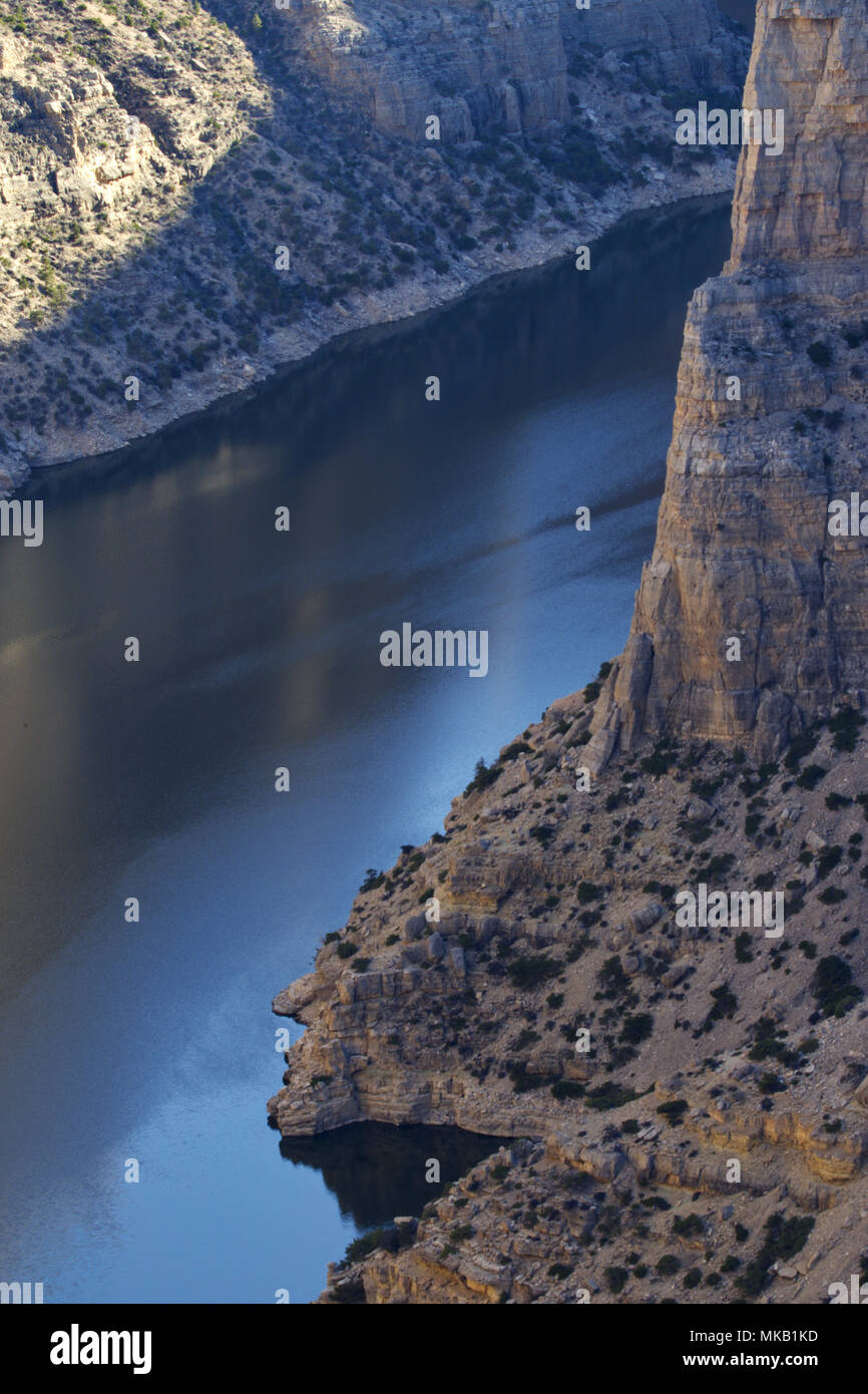 Graue Mauern aus Kalkstein des Teufels Schlucht Blicken auf den Gewässern des Bighorn River in den Bighorn Canyon Erholungsgebiet Umarmung Stockfoto