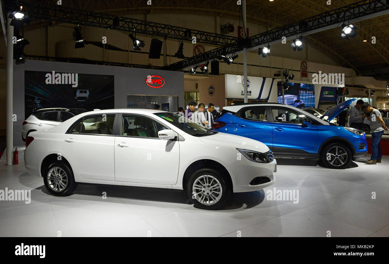 EV 360 und e5 450 Autos auf der BYD elektrische Auto stand auf der Auto China 2018 Motor Show in Peking, China Stockfoto