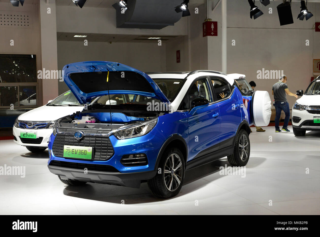 EV 360 und e5 450 Autos auf der BYD elektrische Auto stand auf der Auto China 2018 Motor Show in Peking, China Stockfoto